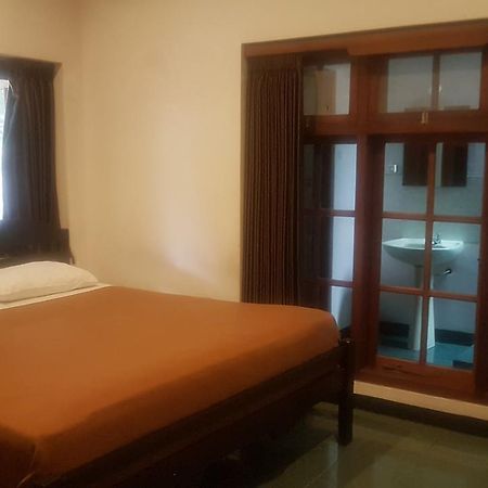 Krowi Inn Сурабая Екстериор снимка